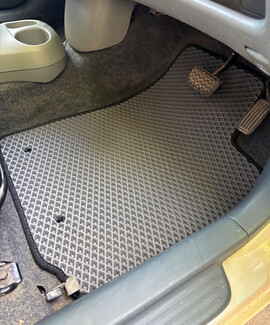 Ворсовые коврики на Toyota Vitz I 1998 - 2005 в Омске Ворсовые коврики на Toyota Vitz I 1998 - 2005 в Омске