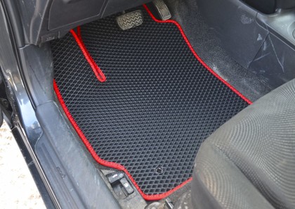 Коврики на Toyota Yaris II 2005 - 2011 в Омске