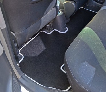 Коврики на Toyota Yaris II 2005 - 2011 в Омске