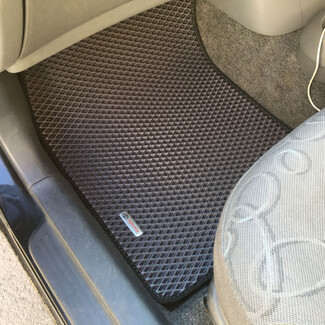 Ворсовые коврики на Toyota Vitz I 1998 - 2005 в Омске Ворсовые коврики на Toyota Vitz I 1998 - 2005 в Омске